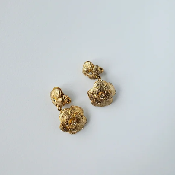 Clip-On Drop Earrings Flower Hammered Gold Tone and Rhinestones Vintage Look - Picture 3 of 4